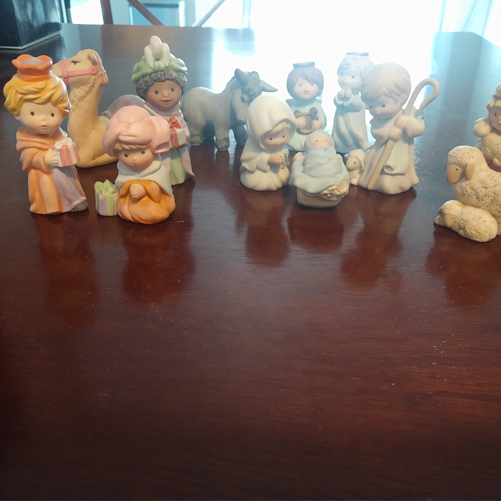 Vintage Heavenly Blessings Nativity Collection - 12 figurines - Picture 2 of 14